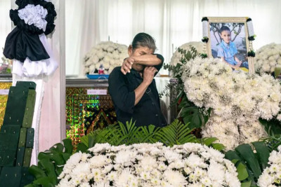 Weeping families mourn Thai bus fire victims at funeral