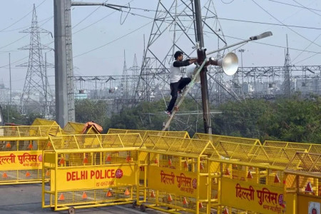 Farmers&#039; protest: Delhi turns into fortress as thousands march to India capital