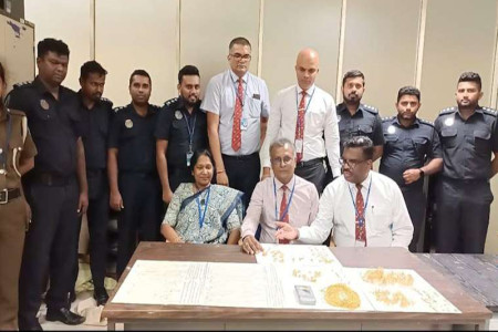 Customs nab airport cleaner trying to smuggle out gold worth Rs.58 Mn