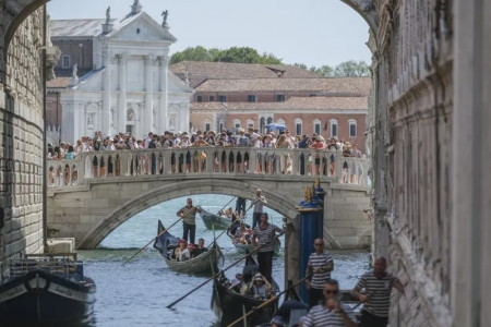 Venice to ban large tourist groups and loudspeakers