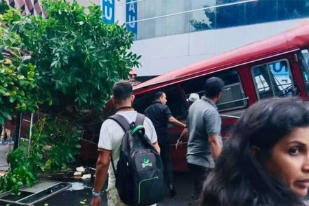 Tree falls onto bus in Colpetty killing three passengers