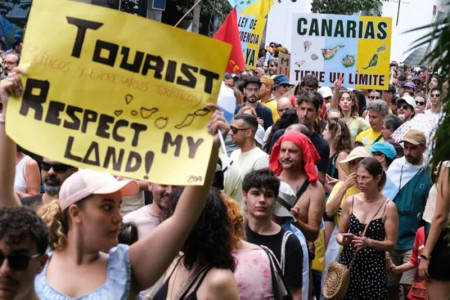 Thousands rally in Spain&#039;s Canary Islands against mass tourism