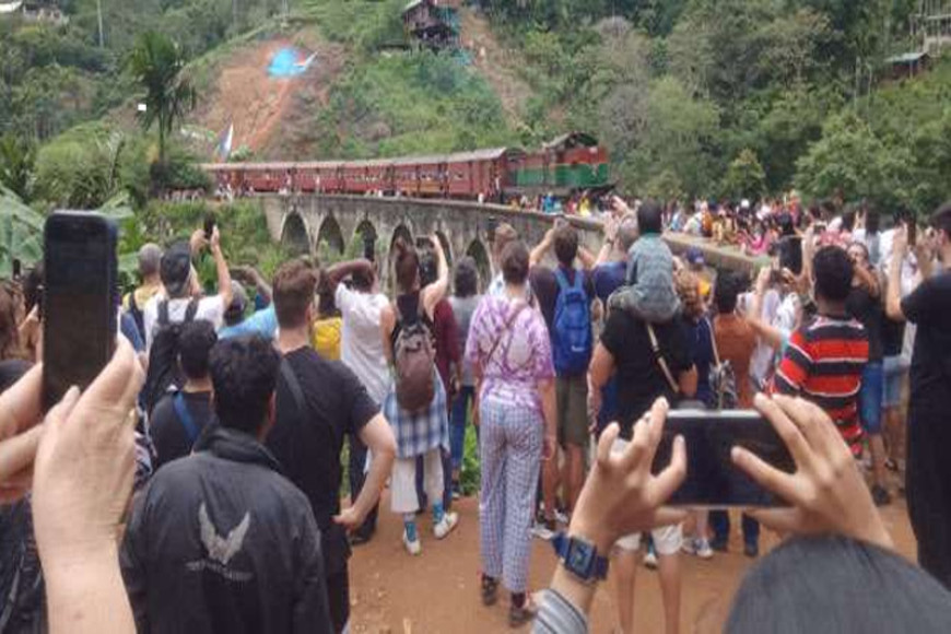 Heavy influx of tourists to nine arch bridge