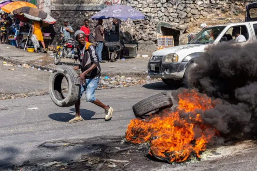 Haiti violence: US announces charter flight as clashes continue