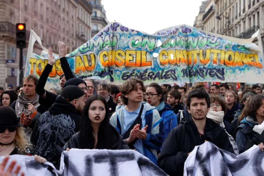 Hundreds of thousands protest ahead of ruling on constitutionality of French pension reform