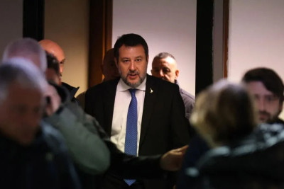 Matteo Salvini: Italian deputy PM takes stand in migrant kidnap trial