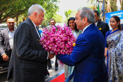 President receives warm welcome in India