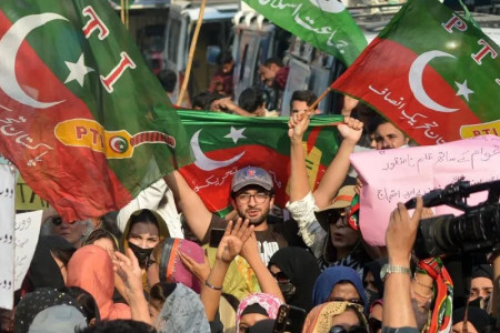 Pakistan army urges unity as ex-PMs both declare election win