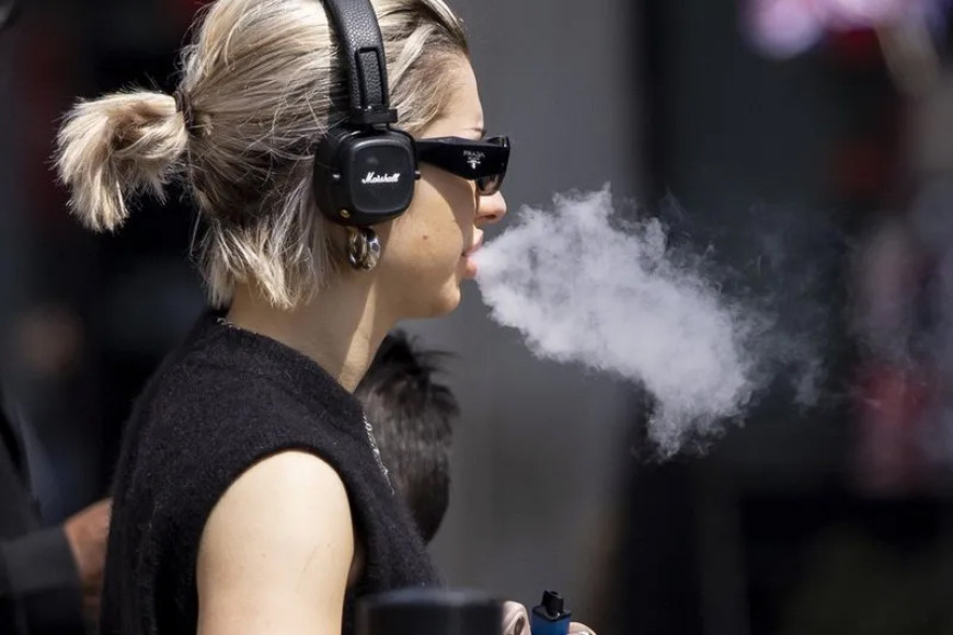 Vaping: Australia to ban disposable vape imports from January