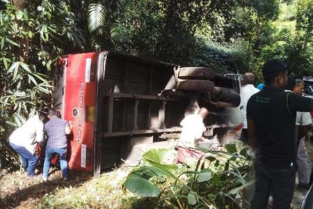 28 passengers hospitalized after bus falls down precipice, 4 critical